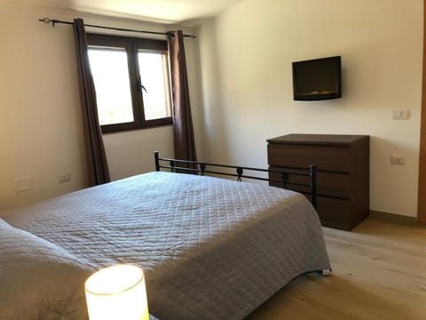 Bed, TV and multimedia, Photo of the whole room, Bedroom