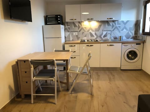 Kitchen or kitchenette, Dining area