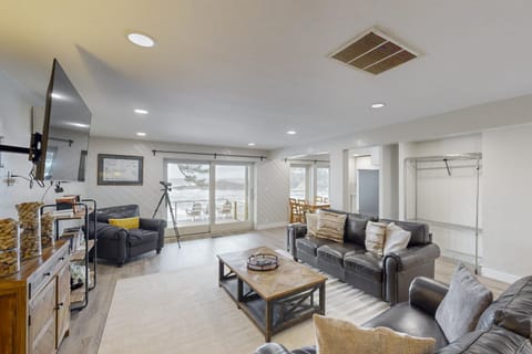 Whale Watchers -Lower House in Depoe Bay