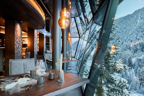 Restaurant/places to eat, View (from property/room)