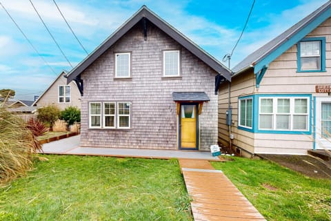 Rockaway Beach Bungalow House in Rockaway Beach