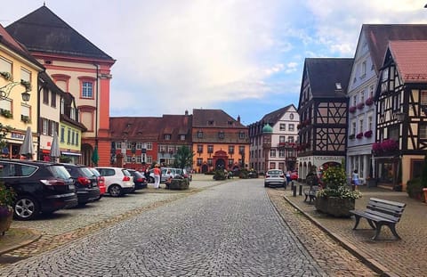 Nearby landmark, Restaurant/places to eat, Spring, Off site, Day, Neighbourhood, Summer, City view, Shopping Area