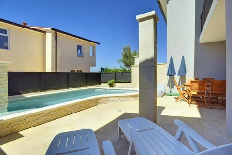 Facade/entrance, Swimming pool