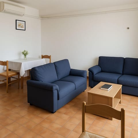 Communal lounge/ TV room, Day, Living room, Seating area, Dining area, furniture