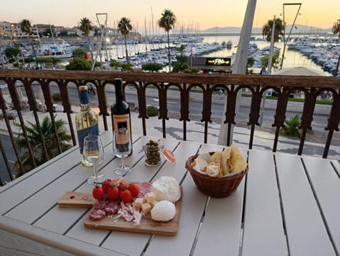 Food close-up, Day, Natural landscape, View (from property/room), Balcony/Terrace, Food and drinks, Dining area, Food, Sea view, Drinks, Alcoholic drinks, furniture