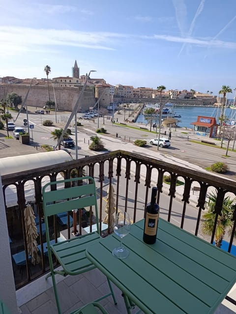 Property building, Nearby landmark, Day, Neighbourhood, Natural landscape, Summer, View (from property/room), Balcony/Terrace, Food and drinks, Seating area, Dining area, City view, Sea view, Street view, Area and facilities, Drinks, Alcoholic drinks, furniture