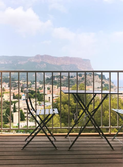 Nearby landmark, Restaurant/places to eat, Neighbourhood, Natural landscape, Balcony/Terrace, Dining area, Beach, Bedroom, City view, Landmark view, Sea view, Supermarket/grocery shop, Shopping Area, Swimming pool