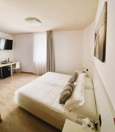 Bed, TV and multimedia, Photo of the whole room, Bedroom, hair dresser