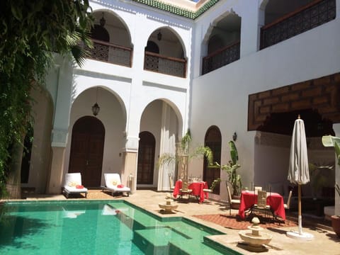 Patio, Swimming pool, sunbed