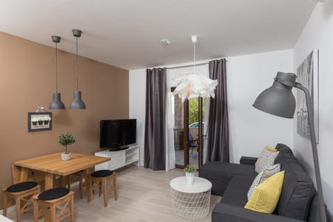 TV and multimedia, Living room, Seating area, Dining area