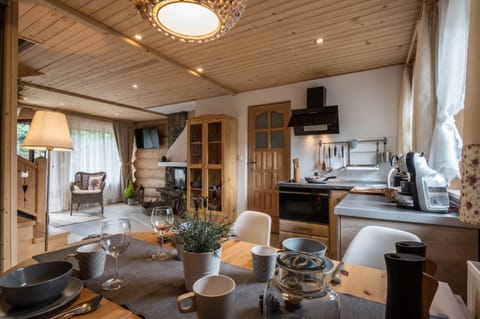 TV and multimedia, Coffee/tea facilities, Kitchen or kitchenette, Living room, Decorative detail, Seating area