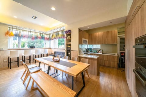 Restaurant/places to eat, Dining area