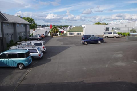 Property building, Facade/entrance, Day, Neighbourhood, Location, Parking