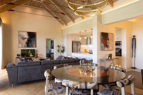 Kitchen or kitchenette, Living room, Seating area, Dining area