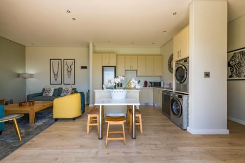 Coffee/tea facilities, Kitchen or kitchenette, Living room, Dining area