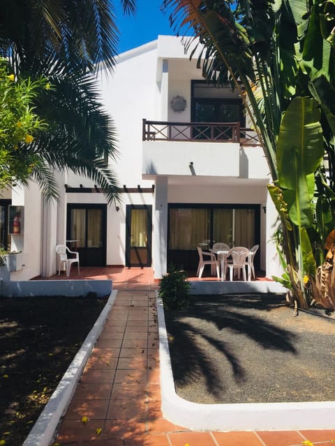 Photo of the whole room, Garden view