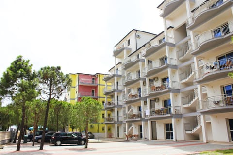 Property building, Day, Neighbourhood, Location, Parking
