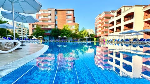 Property building, Day, Swimming pool, sunbed