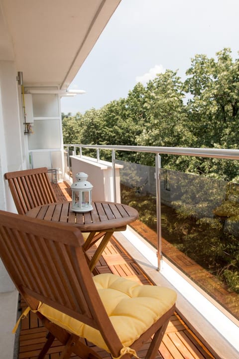 View (from property/room), Balcony/Terrace, City view, Mountain view