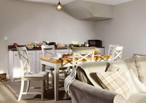 Living room, Food and drinks, Seating area, Dining area