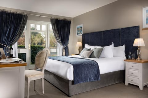 Bed, TV and multimedia, Bedroom