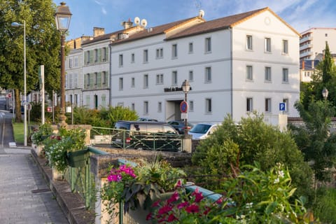 Property building, Facade/entrance, Spring, Neighbourhood, Street view