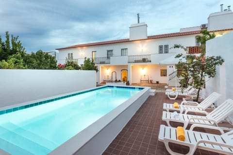 Property building, Garden, Library, Floor plan, Pool view, Swimming pool, Drinks, Alcoholic drinks, Non alcoholic drinks