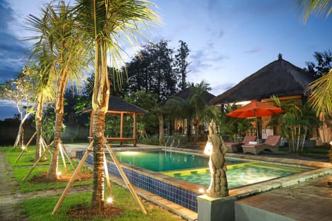 Property building, Garden, Garden view, Pool view, Swimming pool, sunbed