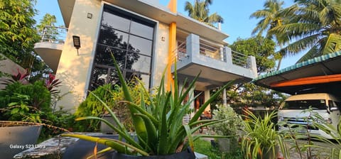 Property building, Garden, Garden view, Parking