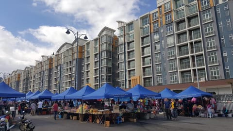 On-site shops, Evening entertainment, Street view
