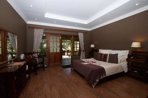 Shower, Toilet, Bed, Coffee/tea facilities, Seating area, Bedroom, Family