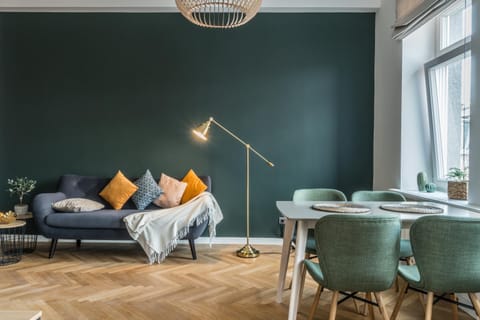 TV and multimedia, Living room, Photo of the whole room, Seating area, Dining area, Street view