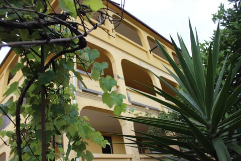 Property building, Patio, Facade/entrance, Balcony/Terrace