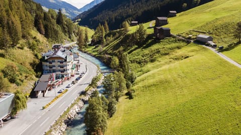 Property building, Day, Natural landscape, Bird's eye view, Mountain view, Parking