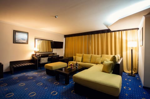 Kitchen or kitchenette, Seating area