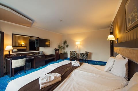 Restaurant/places to eat, People, Massage, Sauna, Lobby or reception, Fitness centre/facilities, Business facilities, Meeting/conference room, Food, City view, Street view, Drinks, Alcoholic drinks, Non alcoholic drinks, Family