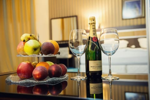 Food, Alcoholic drinks, Non alcoholic drinks