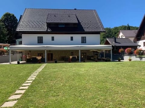 Rooms Imperial House Bed and Breakfast in Jezerce