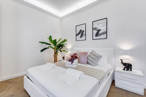 Bedroom, towels