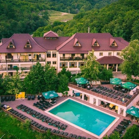 Property building, Day, Bird's eye view, Pool view, Swimming pool