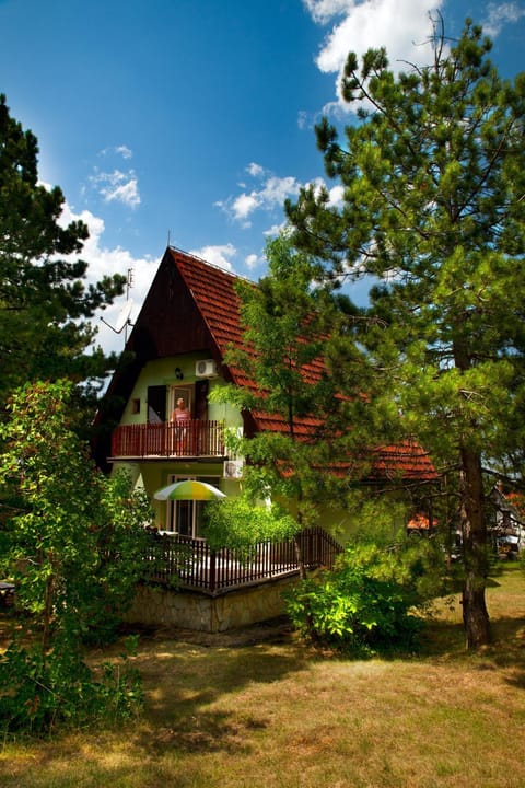 Property building, Nearby landmark, Facade/entrance, Day, Neighbourhood, Summer, Children play ground, Garden, Balcony/Terrace, Decorative detail, On site, Garden view