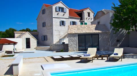 Facade/entrance, Garden, Balcony/Terrace, Swimming pool