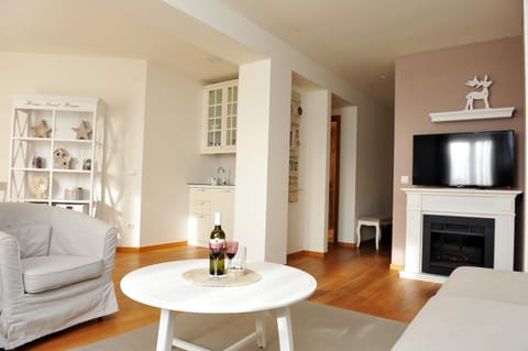 TV and multimedia, Kitchen or kitchenette, Living room, Seating area