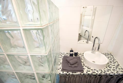 Bathroom, Decorative detail