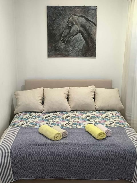 Bed, Photo of the whole room, Bedroom, towels