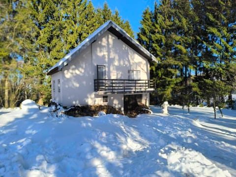 Property building, Day, Natural landscape, Winter, Ski School, Skiing