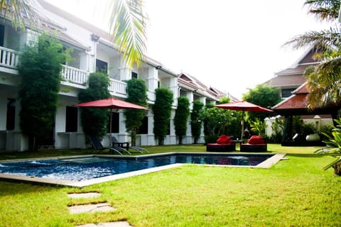 Day, Swimming pool