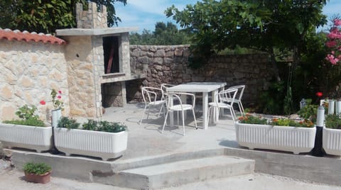 Property building, Patio, BBQ facilities, Balcony/Terrace