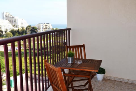 Nearby landmark, Spring, Day, Natural landscape, Summer, View (from property/room), Balcony/Terrace, Photo of the whole room, Decorative detail, Seating area, Beach, On site, City view, Street view, young children, older children, group of guests, Family, Quiet street view, Inner courtyard view