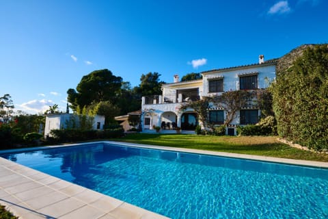 Property building, Garden, Garden view, Pool view, Swimming pool, sunbed